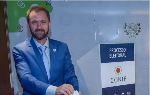 Reitor do IFRS Júlio Xandro Heck (capa da matéria do Conif)