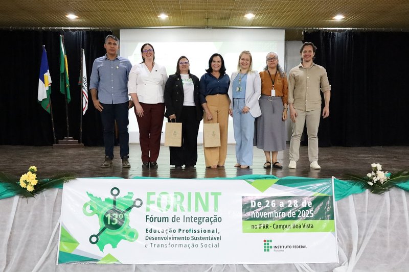 Reitora, diretores-gerais e palestrante (Foto: Erick Constantino)