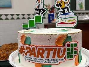 A celebração contou com bolo temático, marcando o encerrramento do cursinho