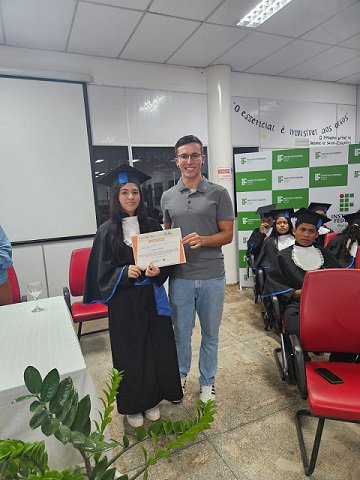 Professor Alan Severo, coordenador local do programa, e uma das alunas concluintes da formação