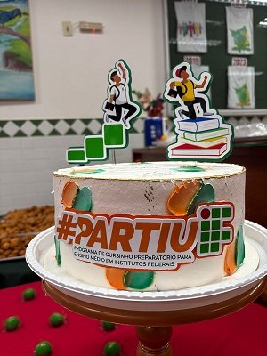 A celebração contou com bolo temático, marcando o encerrramento do cursinho