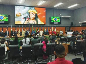 O hino nacional foi cantado na língua macuxi pela egressa do IFRR Lélia Maximino da Silva (foto: Sofia Lampert)