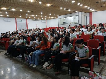 Estudantes atentos à palestra master