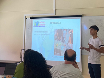 Estudante Carlos Henrik de Souza Silva durante a apresentação
