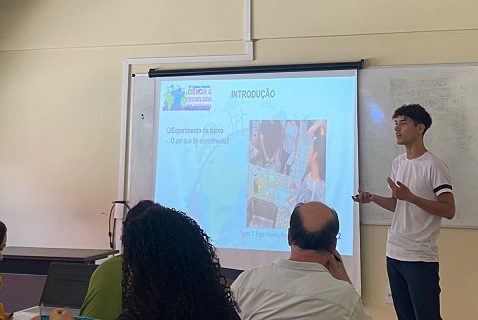 Estudante Carlos Henrik de Souza Silva durante a apresentação