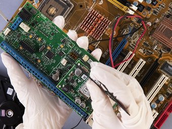 Componentes de hardware (Freepik)