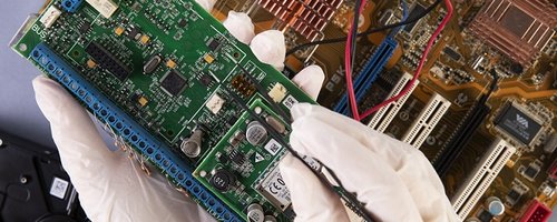 Link a imagem: https://br.freepik.com/fotos-gratis/feche-as-maos-segurando-componentes-de-hardware_23675303.htm#fromView=image_search_similar&page=1&position=7&uuid=b379fdd6-e56e-4b0a-9f66-cec5a6b8a017&query=recilcagem+de+eletr%C3%B5nico