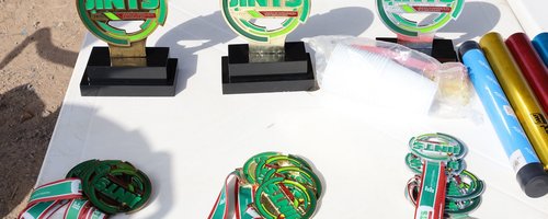 Foto de algumas medalhas e troféus do Jints 2025, etapa Boa Vista