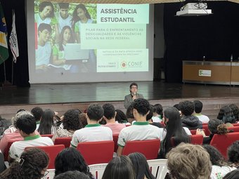 Palestrante Natalia Atroch no IV Forum de Assistencia Estudantil - IFRR