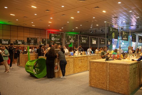 Além de conferências e debates, o evento contará com espaço para exposições e negócios