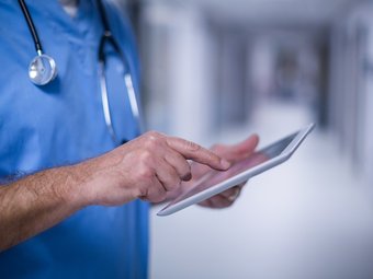 A gestão eficiente dos recursos hospitalares é fundamental para garantir a qualidade do atendimento médico.