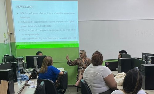 A servidora Alizane Aniceto durante sua apresentação no Saept.