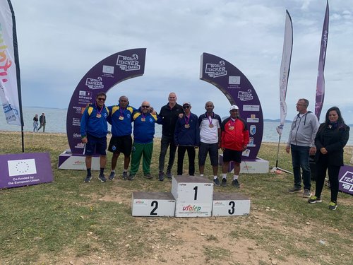 Solenidade de premiação para a equipe que conquistou o 3.º lugar na modalidade Trio Air Badminton.