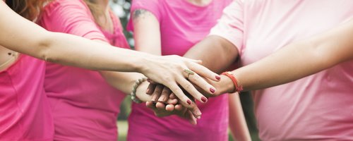 Link da imagem: https://br.freepik.com/fotos-gratis/mulheres-lutando-contra-o-cancer-de-mama_3469425.htm#fromView=search&page=1&position=7&uuid=83d6fc80-ba68-492b-b5a7-40816e9c54d9&query=outubro+rosa