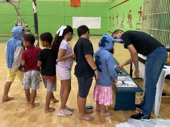 Enquanto os pais participam de atividades de acolhimento, as crianças brincam e se divertem