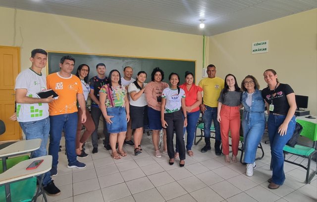 Coordenações de curso, coordenações de polo, equipe de tutoria e representação dos acadêmicos