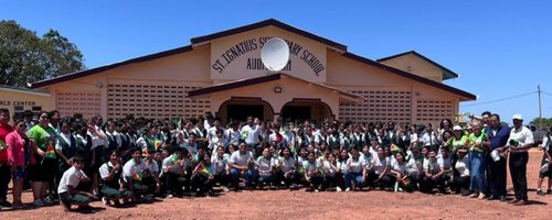 Estudantes na frente de Saint Ignatius Secondary School de Lethem/Guiana