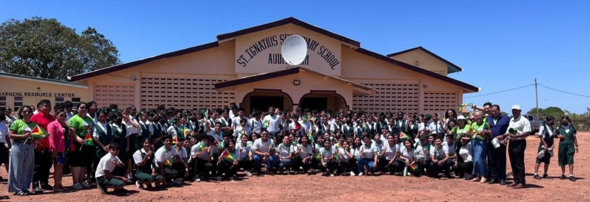 Estudantes na frente de Saint Ignatius Secondary School de Lethem/Guiana