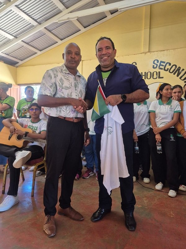 Cumprimento entre os diretores das instituições