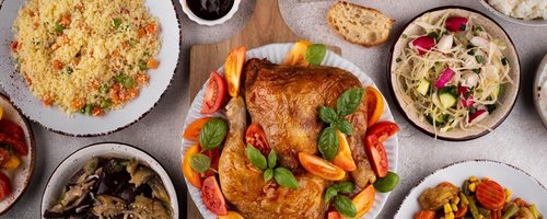 vista-de-cima-da-mesa-de-alimentos- Fts Imagem livre  (1)